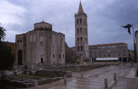 Kopie_von_u2002-160_ZADAR-Forum-SVETI_Donat_und_Kallelarga.jpg