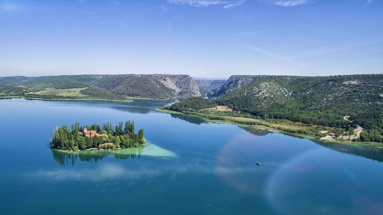 Krka_Visovac_lake_and_island_Ivo_Biocina.jpg