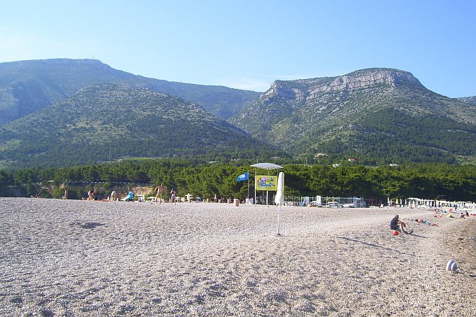 195_Am_Strand_Zlatni_Rat.jpg