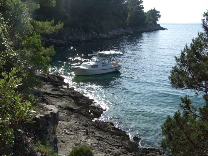 Robinson-Haus_-_Unser_Leihboot_in_der_Maslinovabucht.jpg