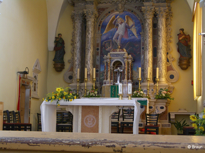 Zminj_-_Altar_in_der_Pfarrkirche_St._Michael.jpg
