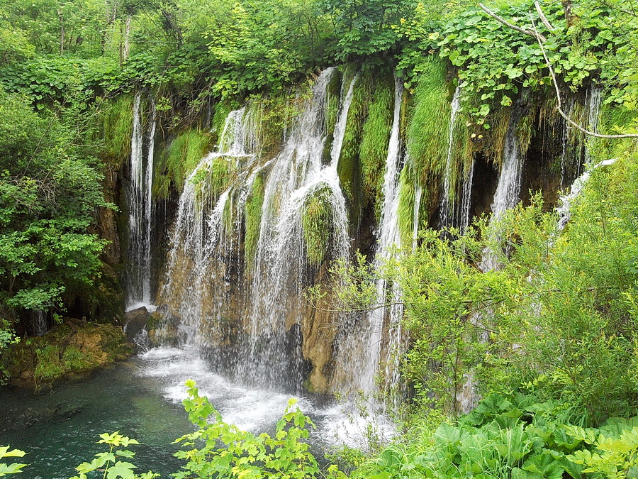Wasserfall_in_Plitvice1.jpg